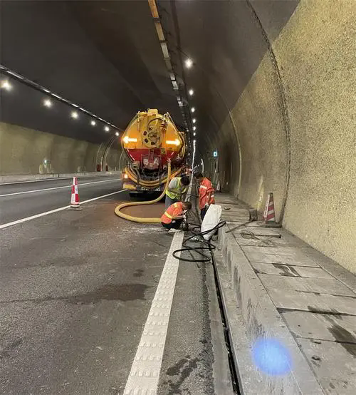 兴海隧道排水渠清淤